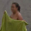 женщина в полотенце на улице