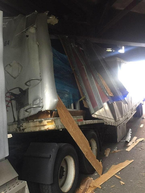 грузовик застрял под мостом