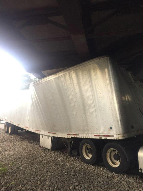 грузовик застрял под мостом