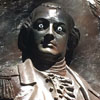 скульптура генерала с глазами