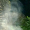 призрак женщины парил над могилой