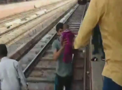 девочка упала под поезд