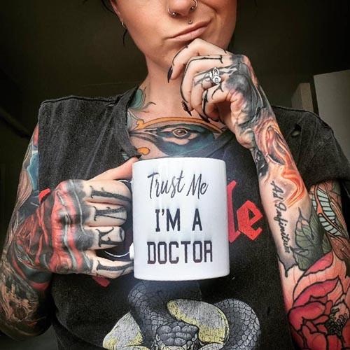 самая татуированная женщина-врач