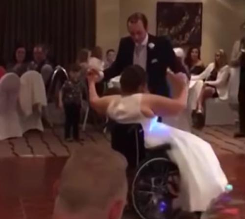 танец невесты в инвалидной коляске