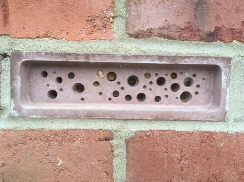 кирпич для пчёл в стене