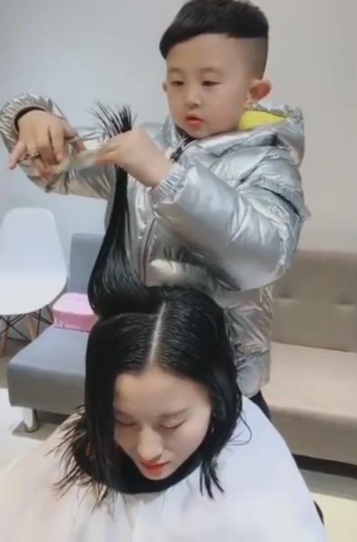 мальчик стал парикмахером