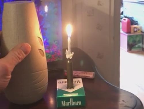 освежитель воздуха рядом со свечой