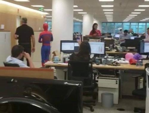 костюм человека-паука на работе