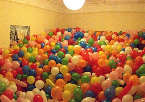 воздушные шары в комнате