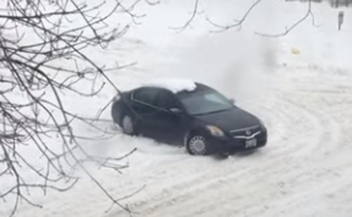 машина застряла в снегу
