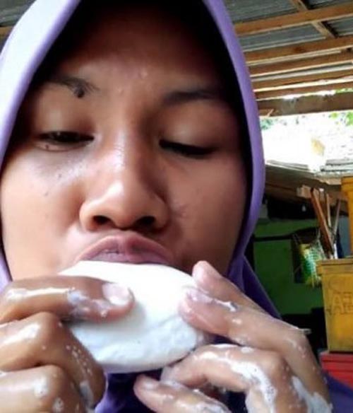 женщина ест мыло