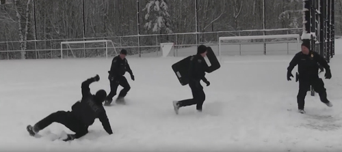 полицейские играют в снежки