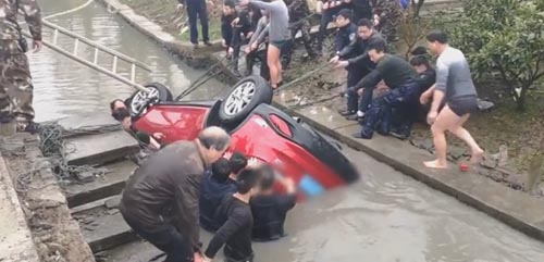 незнакомец упал на машине в реку