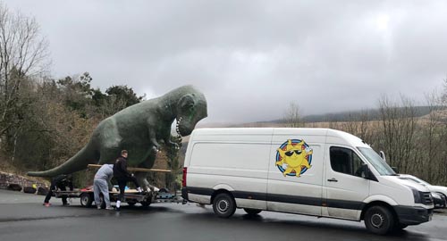 скульптура в виде динозавра
