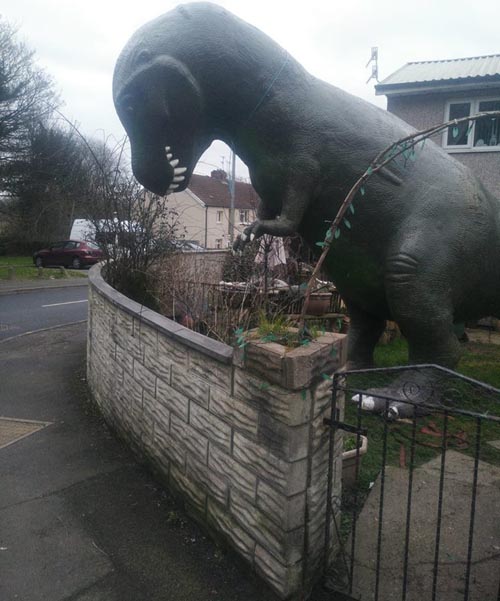 скульптура в виде динозавра
