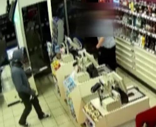 грабитель с ножом в магазине