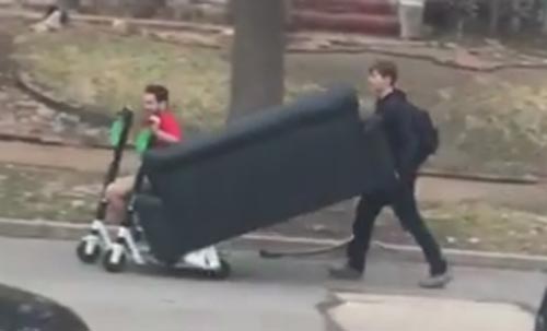 диван перевезли на скутерах