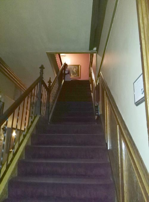 фото привидения на лестнице