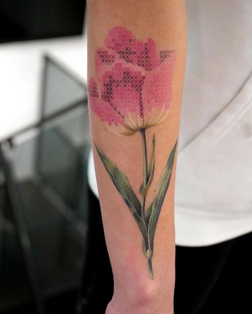 татуировки смотрятся как вышивка