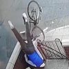 велосипедист упал в чужой сад