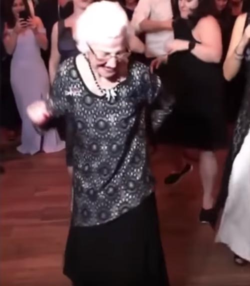 бабушка вышла на танцпол