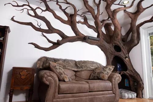 фальшивое дерево в доме