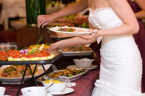 гостья запаслась едой на свадьбе