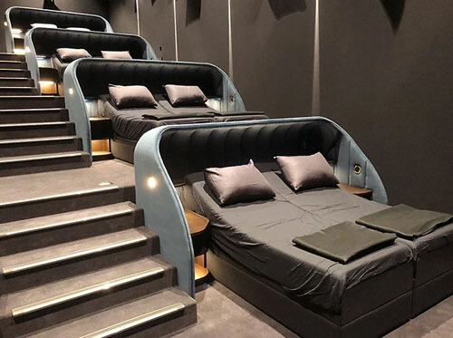 кинотеатр с двуспальными кроватями