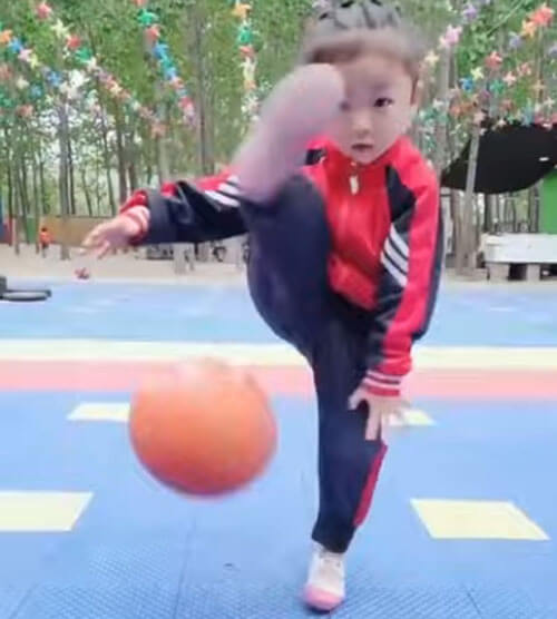 девочка играет в баскетбол