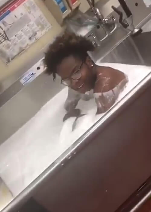сотрудник принял ванну в раковине