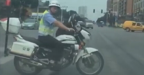 добрый полицейский на мотоцикле