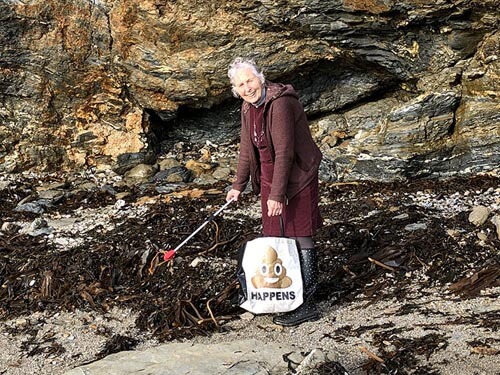 бабушка чистит пляжи