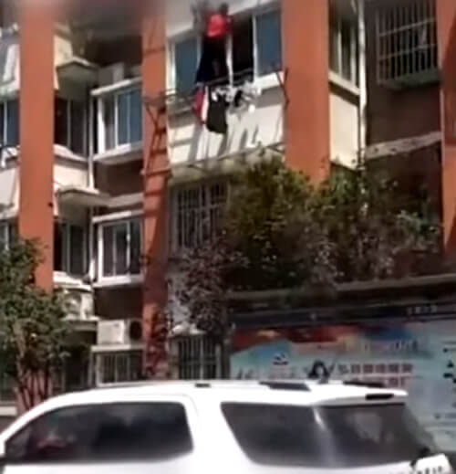 мужчина удержал соседку на балконе