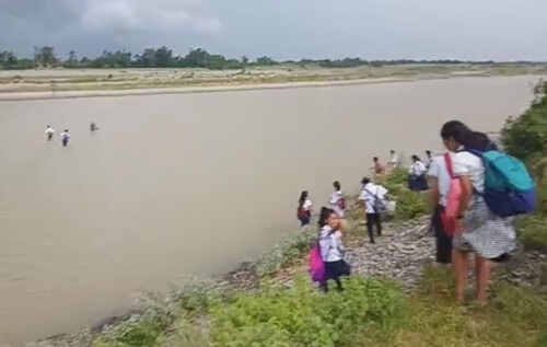 ученики переходят реку вброд