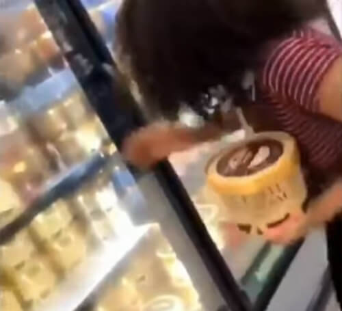 девушка осквернила мороженое