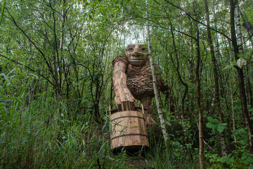 скульптуры троллей в лесах