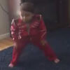 маленький мальчик танцует