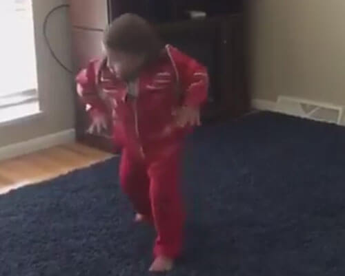 маленький мальчик танцует