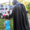бэтмен спас девочку от хулиганов