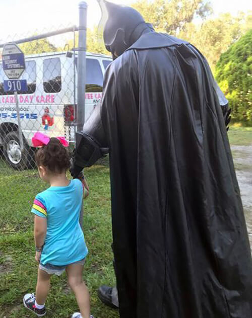 бэтмен спас девочку от хулиганов