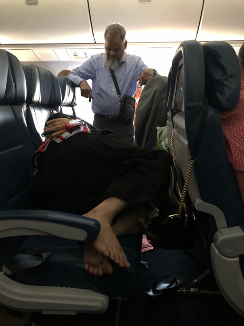 пожилой муж стоял в самолёте