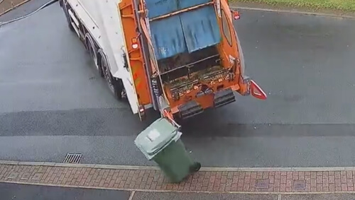 мусоровоз повалил контейнеры