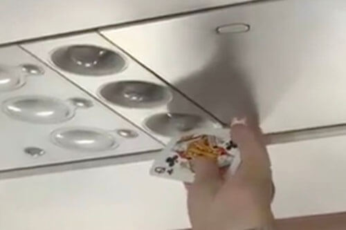 пассажир сушил карты в самолёте