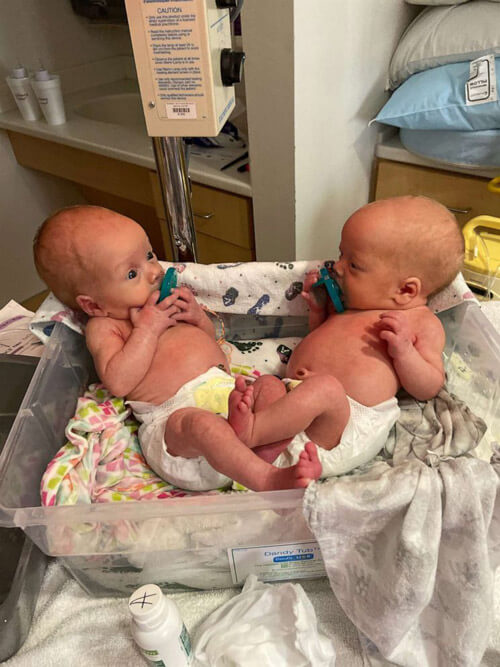 медсёстры-близнецы приняли роды