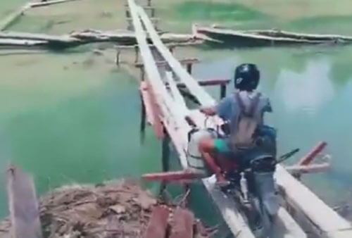 мотоциклист на опасном мостике