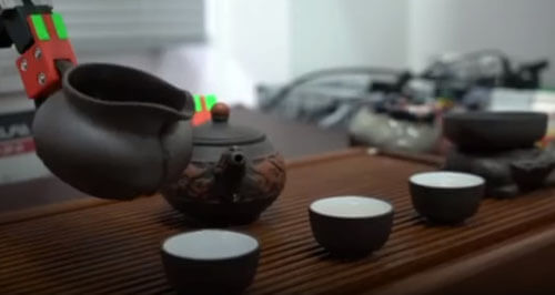 робот проводит чайную церемонию