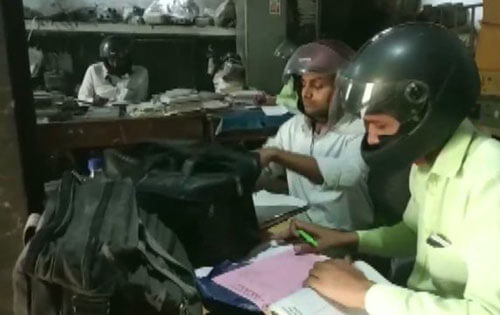 офисные работники в шлемах