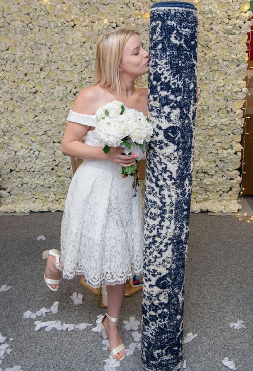 странная свадьба с ковром