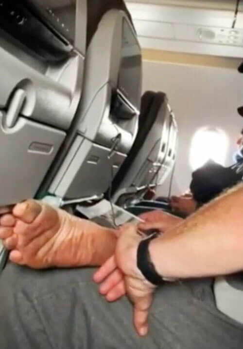 авиапассажир с грязными ногами