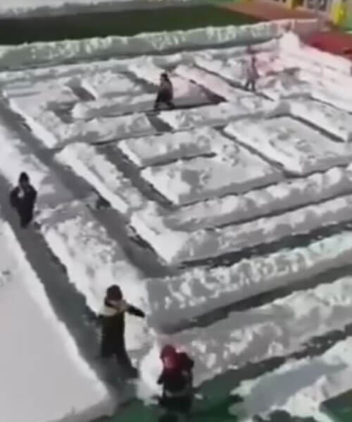 снежный лабиринт для детсадовцев